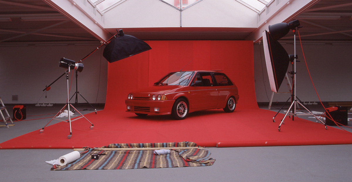 Citroën AX GT von Arndt Tuning – rotes Fahrzeug im Fotostudio mit Beleuchtung und rotem Hintergrund für Fahrzeugfotografie