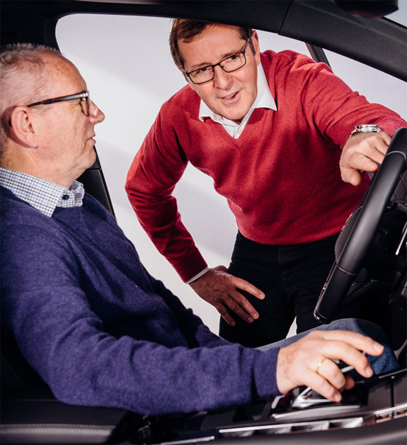 Fahrzeugberatung bei Arndt Tuning Berlin – Mitarbeiter erklärt Kunden im Auto Details zum Fahrzeug