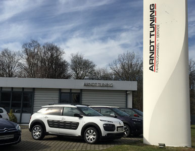 Weißer Citroën C4 Cactus vor dem Arndt Tuning Berlin Showroom