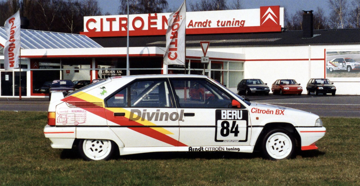 Citroën BX Rennfahrzeug vor Firmengebäude Motorsport und Fahrzeuggeschichte mit Divinol-Design