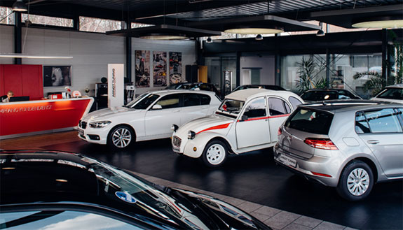 Fahrzeugausstellung im Arndt Tuning Berlin Showroom – Citroën 2CV, BMW und VW Golf bei Tageslicht