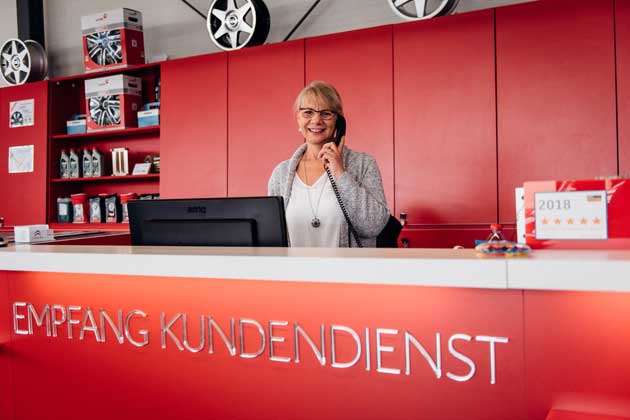 Kundenempfang im Autohaus